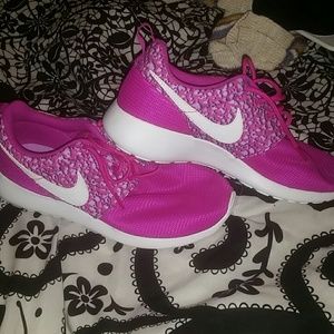 NEW NIKE ROSHES