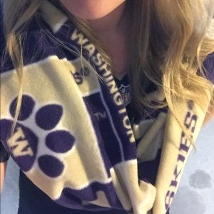 UW Circle Scarf