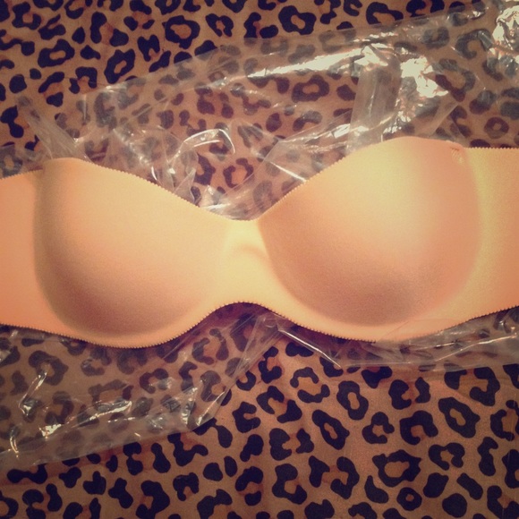 🐿Strapless, stick on bra size 32B or 34A