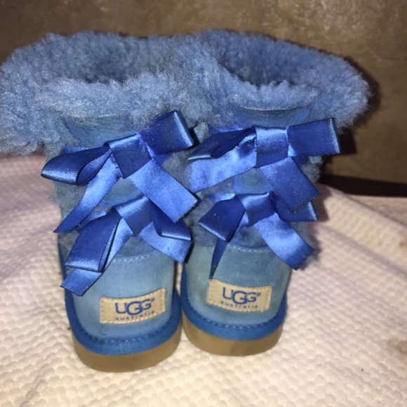 Sold!!!UGGs Bailey bow - Picture 2 of 4