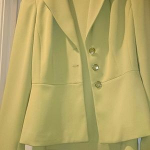 Skirt suit