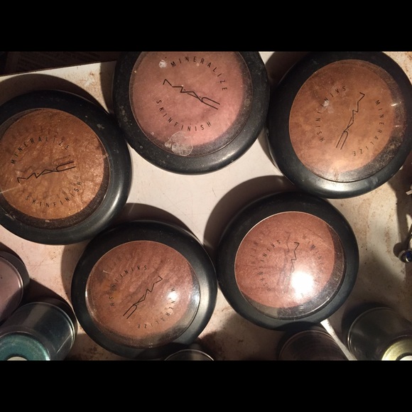 Mac mineralized skin finishers