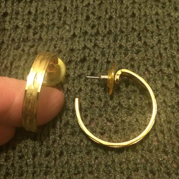 Jewelry - Beautiful Goldtone Hoop Earrings