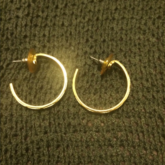 Beautiful Goldtone Hoop Earrings - Picture 2 of 4
