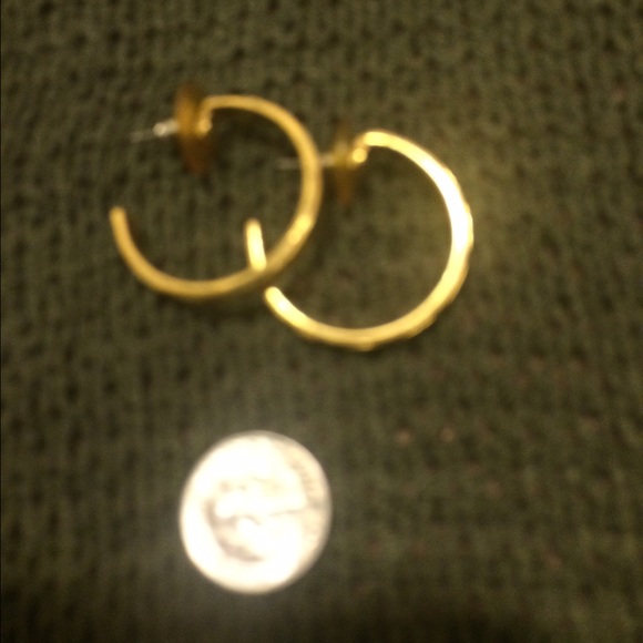 Beautiful Goldtone Hoop Earrings - Picture 3 of 4