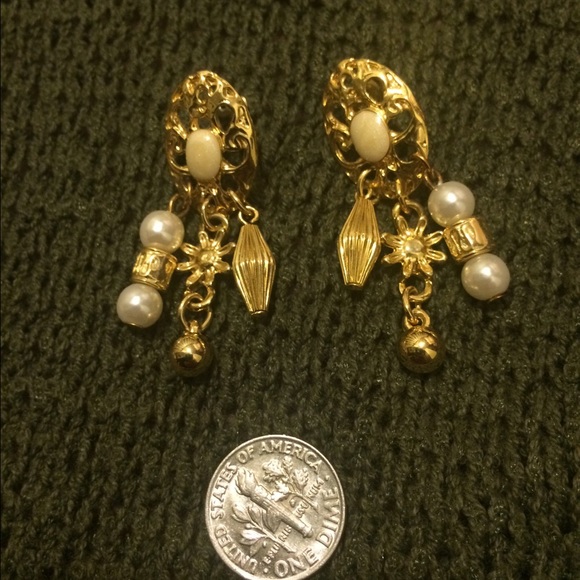 Pretty Pierced Earrings. Light Weight - Picture 2 of 3