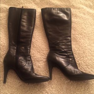 Black Nine West boots.