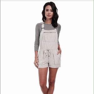 💎 Free People backless short overalls!