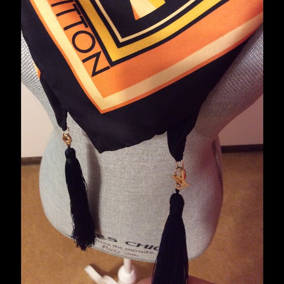 ⛔️sold⛔️Authentic silk scarf with tassels - Picture 2 of 4