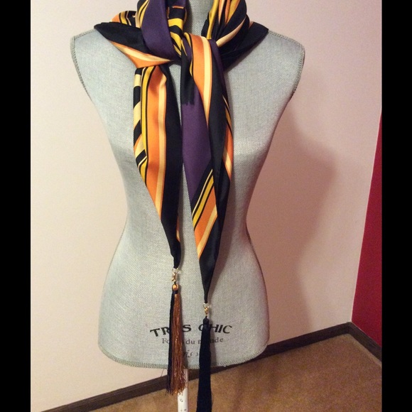 ⛔️sold⛔️Authentic silk scarf with tassels - Picture 3 of 4