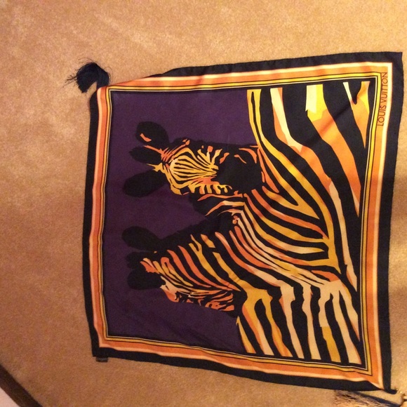 ⛔️sold⛔️Authentic silk scarf with tassels - Picture 4 of 4