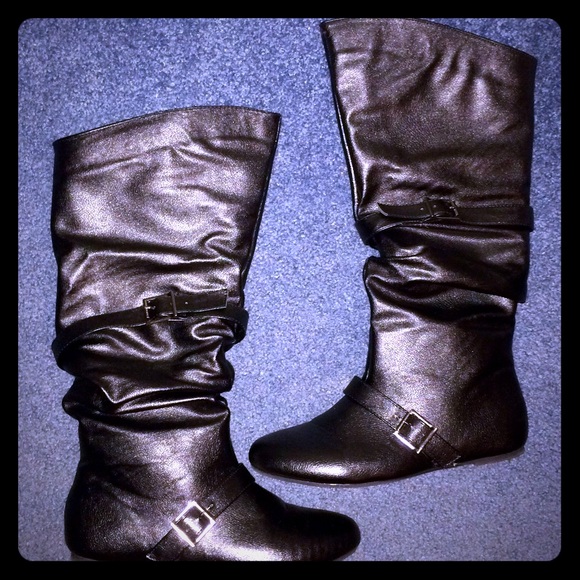 Slouchy buckle boots