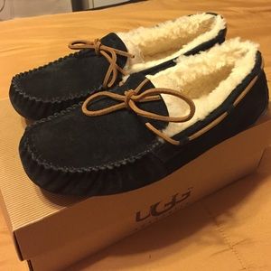 Ugg Dakota black moccasins