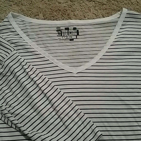 Volcom shirt - Picture 2 of 4