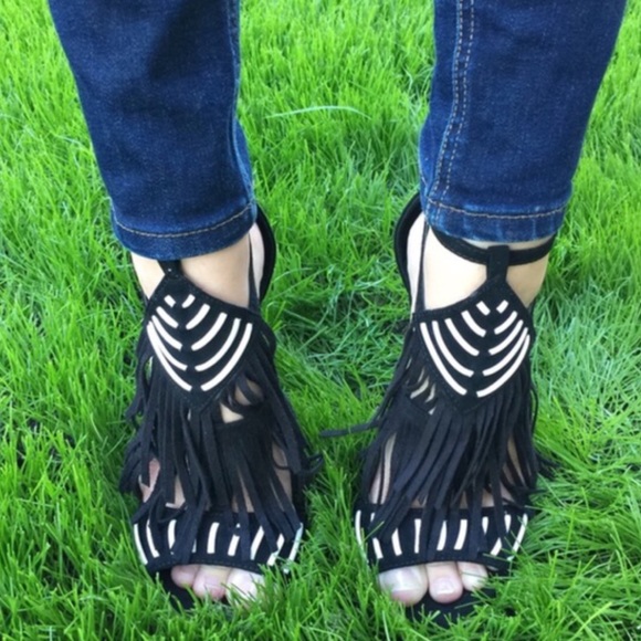•Black fringe heels• - Picture 2 of 4