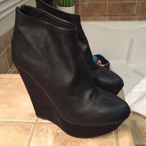 Black wedge