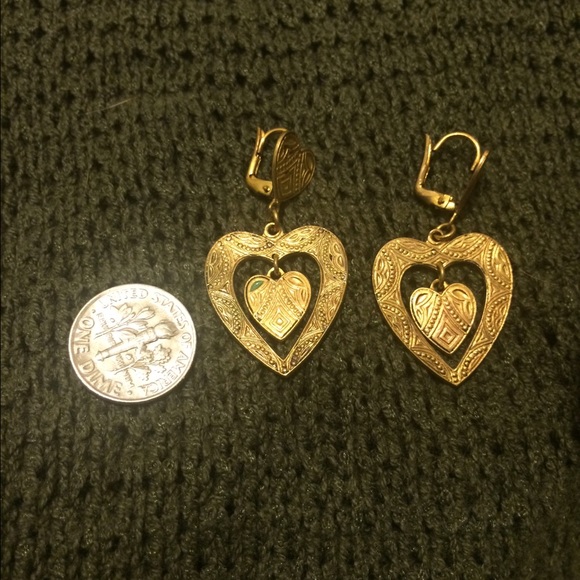 Adorable Goldtone Light Weight Earrings - Picture 2 of 2