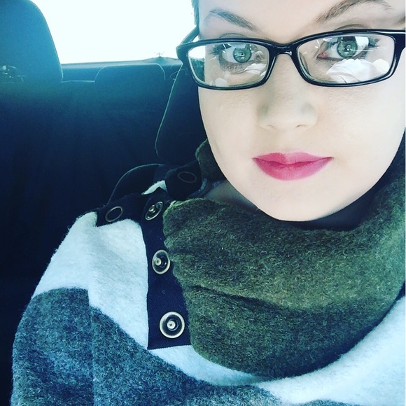 Meet your Posher, Stephanie - Picture 2 of 2