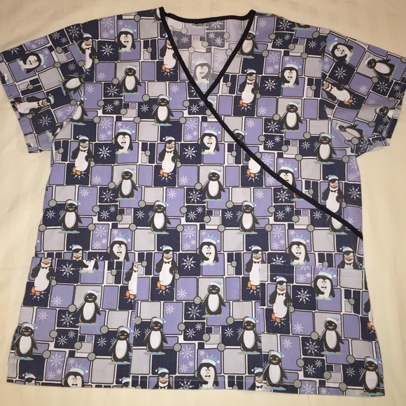 Scrub top with front pockets. Ties in back. 🐧