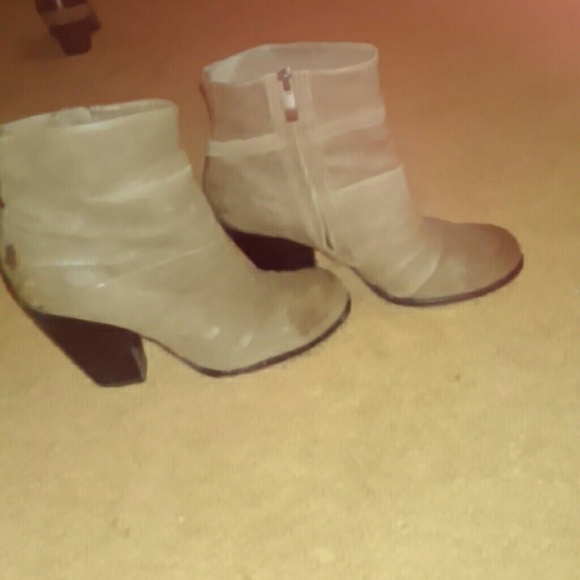 Vince camuto Gray leather ankle booties .