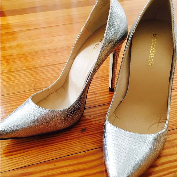 Loslandifen Shoes - NEW size 7 silver alligator pointed toe heels!