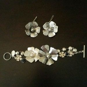 Jessica Simpson flower earring and bracelet set