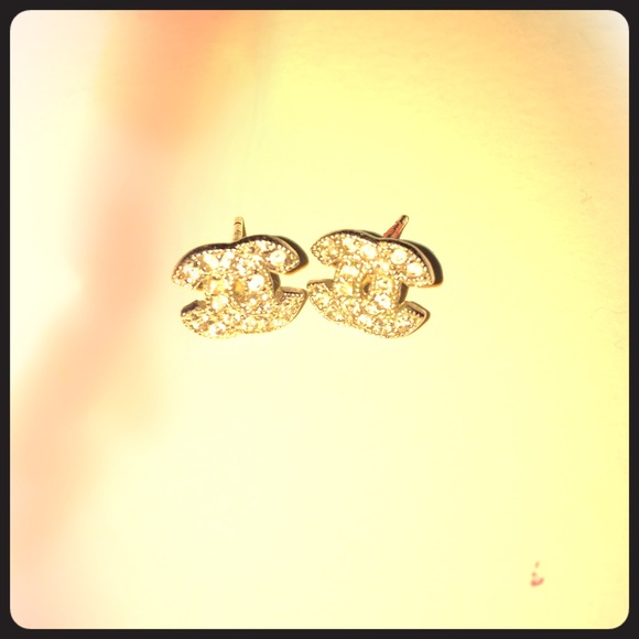 🎉NEW LISTING🎉 Chanel earrings!