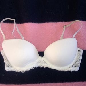 Gilly Hicks white lace bra