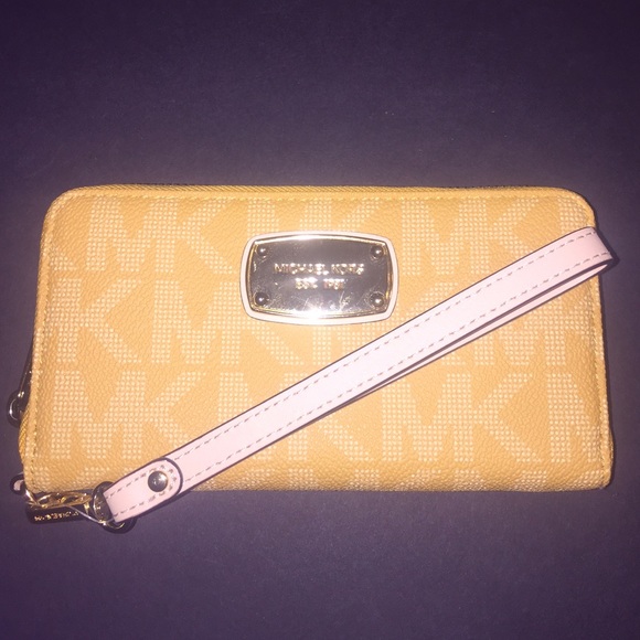 Michael Kors Handbags - ❤️authentic Michael Kors wallet