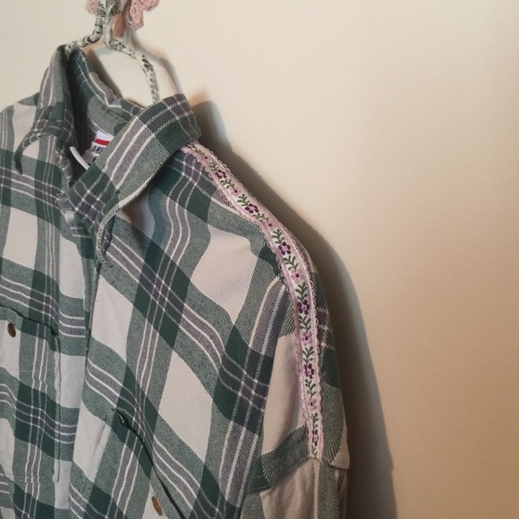 Vintage flannel shirt with a lavender flower trim - Picture 2 of 3