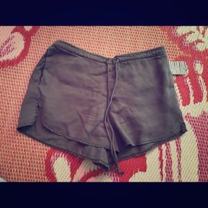 UO silence & noise army green shorts, xs.