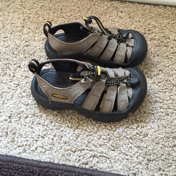 Boys size 11 Keens