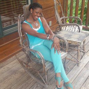 Meet your Posher, Latoya