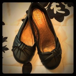 Super cute black flats!