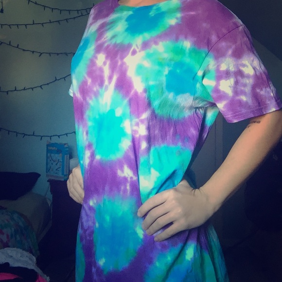 L Sunburst Tie-Dye Crew neck