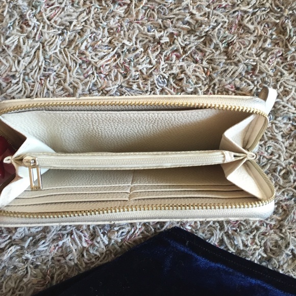 Guess Wallet - Picture 2 of 2