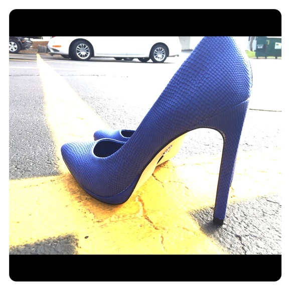 Rock and Republic Sky High Cobalt Pointy Toe Punps