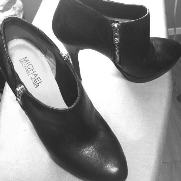 Michael Kors booties - Picture 1 of 1