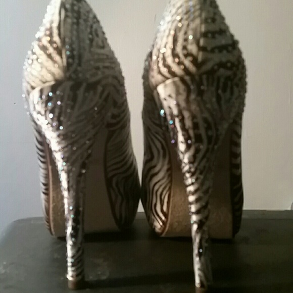 Black and white Heels - Picture 2 of 3