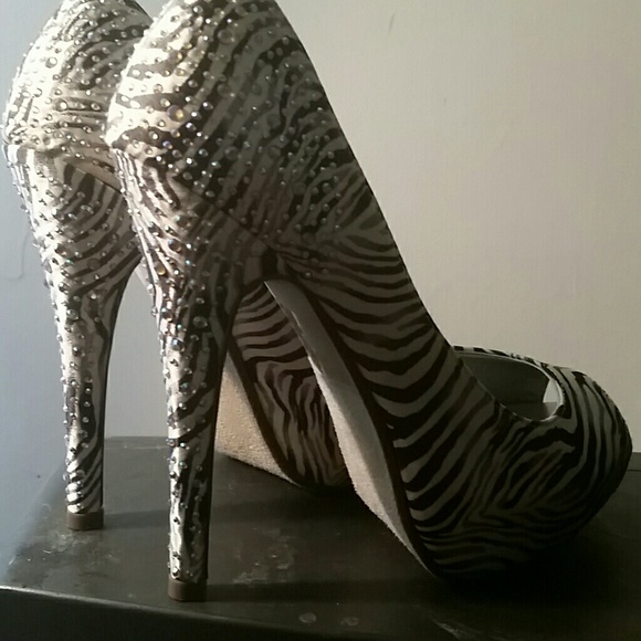 Black and white Heels - Picture 3 of 3