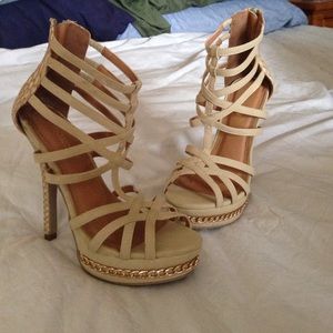 New never worn Shoedazzle tan platform heels