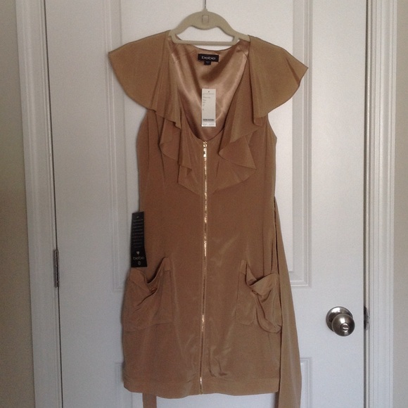 Zip front ruffle dress w/pockets.