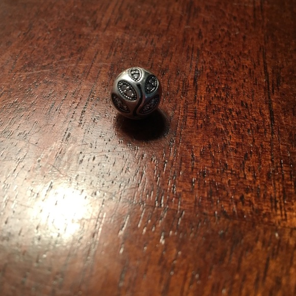 Pandora Sparkling Leaves Clip