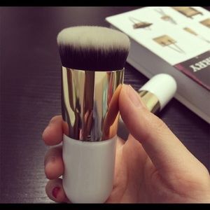 Foundation brush makeup explosion models