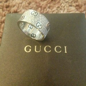 Gucci white gold ring with diamonds