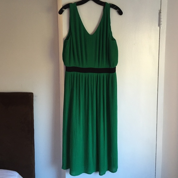 Beautiful green pleated midi dress!