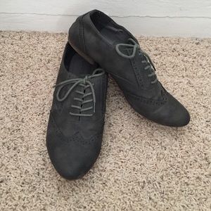Call it Spring grey Oxfords