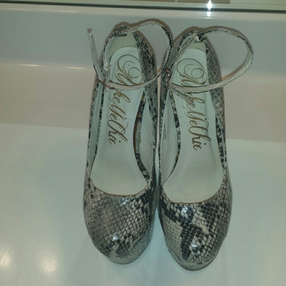 Snake print heeless shoes