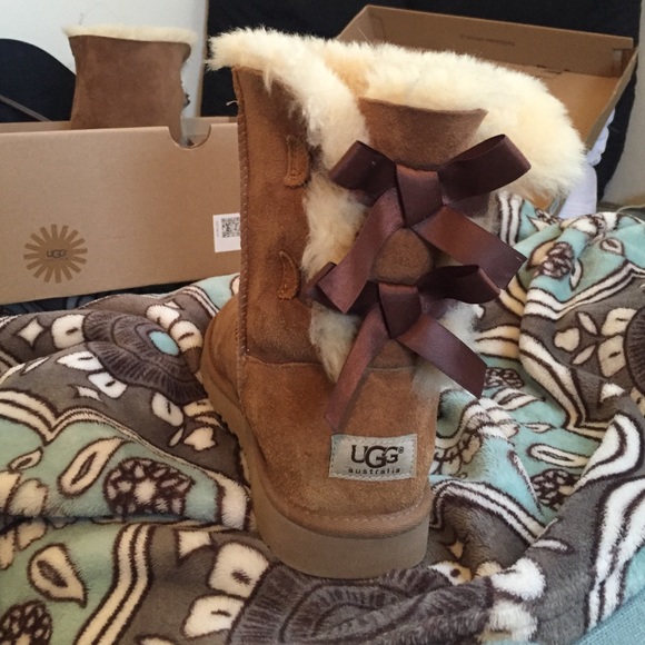 CHESTNUT BAILEY BOW UGGS ( authentic )