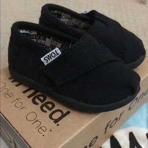 NWT Kids Tom's Size 2!